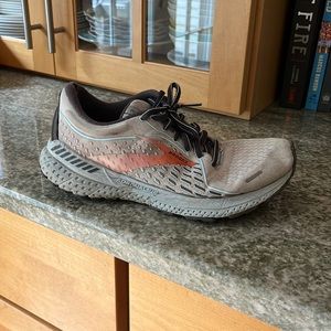 Women’s Brooks adrenaline size 8